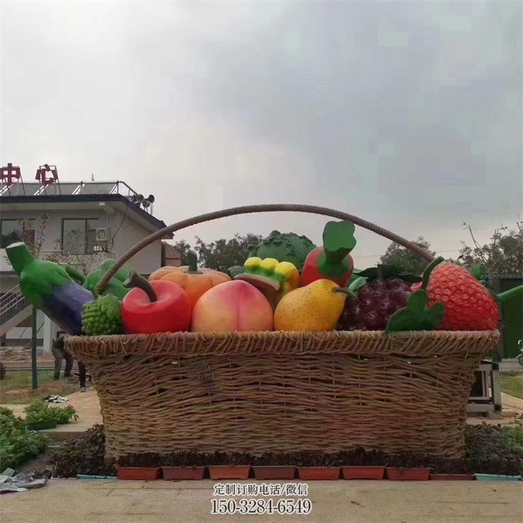 创意草莓果篮雕塑 步行街店门口雕塑 水果小品 创意草莓果篮雕塑 步行街店门口雕塑 水果小品